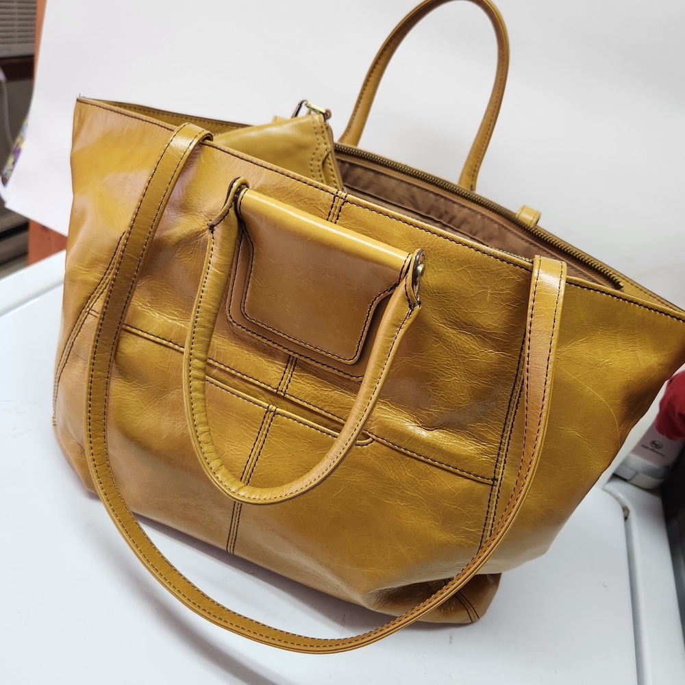 HOBO East West Sheila Tote and Matching Darcy Set EUC